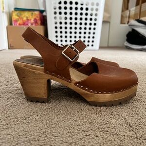 Wedge heels close toes